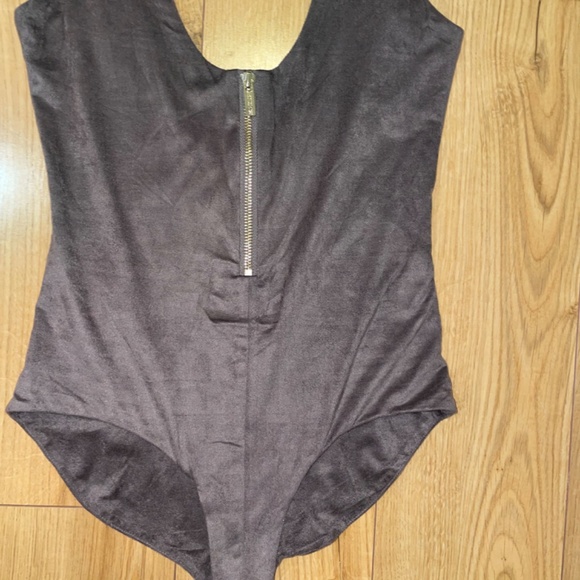 House of CB London “Romane” Gray Vegan Suede Zip front bodysuit - Picture 5 of 13